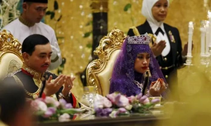 Hình ảnh của cặp đôi cũng được treo bên ngoài nhà thờ Hồi giáo Sultan Omar Ali Saifuddien.