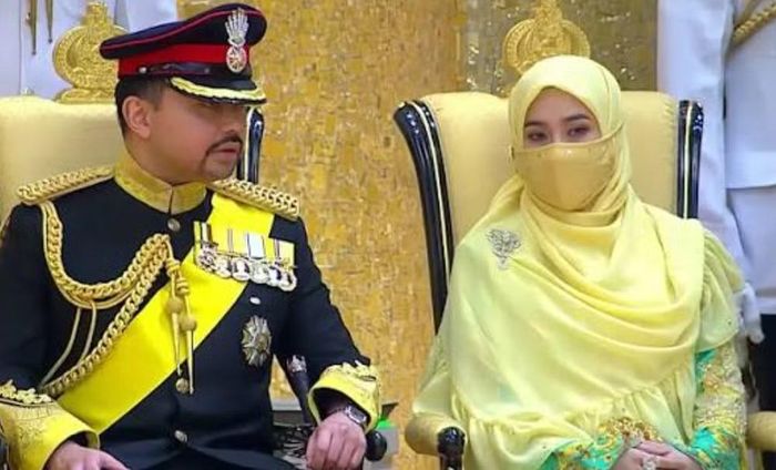 Hoàng gia Brunei không công bố cụ thể hành động nào của bà Adawiyyah khiến Quốc vương phật ý.