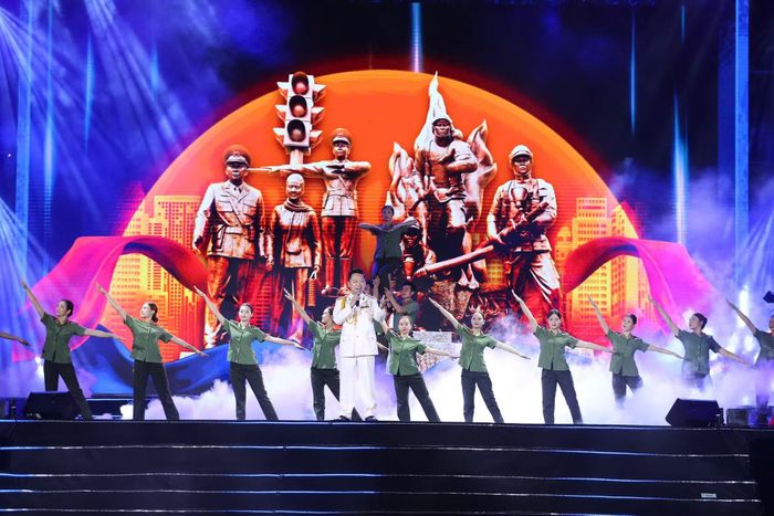 Tượng đài Vì an ninh Tổ quốc giữa ánh hoàng hôn rực lửa, mở đầu cho hành trình 81 năm được kể lại trong đêm.