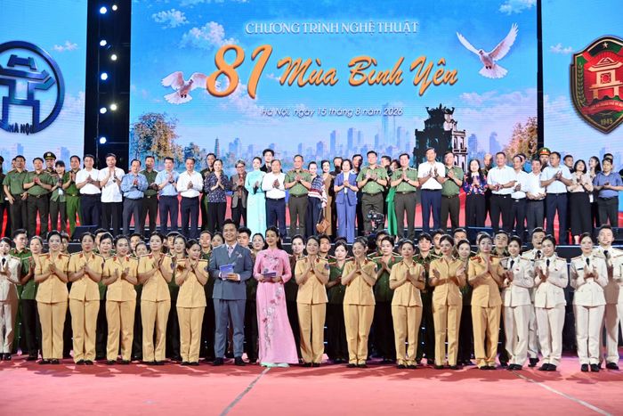 Các đồng chí lãnh đạo, nghệ sĩ, diễn viên và cán bộ chiến sĩ tham gia chương trình cùng chụp ảnh lưu niệm trên sân khấu, khép lại "81 mùa bình yên".