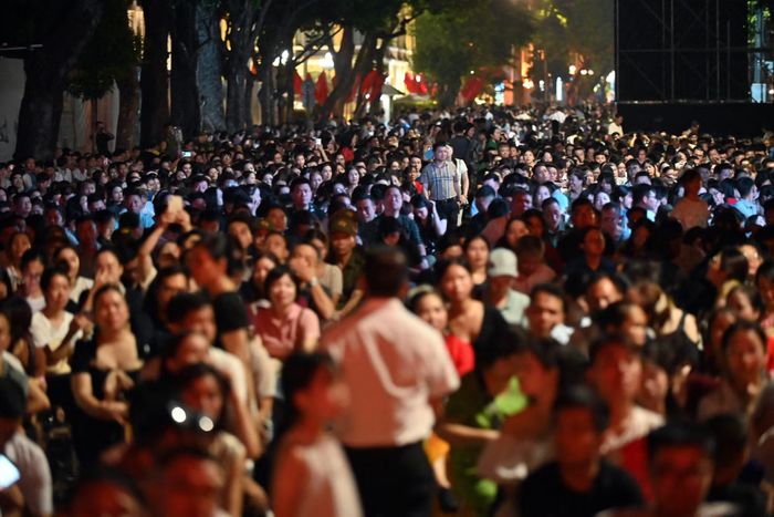 Gần đến giờ chương trình diễn ra phố Đinh Tiên Hoàng đã đông kín người. CATP Hà Nội đã bố trí đầy đủ ghế ngồi, màn hình để phục vụ người dân ngồi xa cũng có thể theo dõi được chương trình