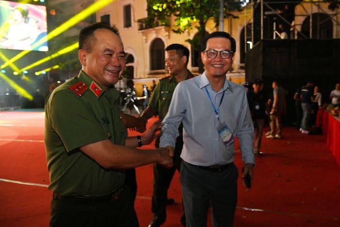 Trung tướng Nguyễn Thanh Tùng, Giám đốc CATP bắt tay NSND Nguyễn Trung Hiếu, Giám đốc Nhà hát kịch Hà Nội sau khi đêm diễn thành công, ấn tượng