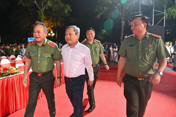 Trung tướng Nguyễn Thanh Tùng, Anh hùng lực lượng vũ trang nhân dân, Uỷ viên Ban Thường vụ Thành uỷ, Bí thư Đảng uỷ, Giám đốc CATP Hà Nội đón tiếp đồng chí Vũ Đại Thắng, Uỷ viên Trung ương Đảng, Phó Bí thư Thành ủy, Chủ tịch UBND TP đến dự chương trình ý nghĩa này