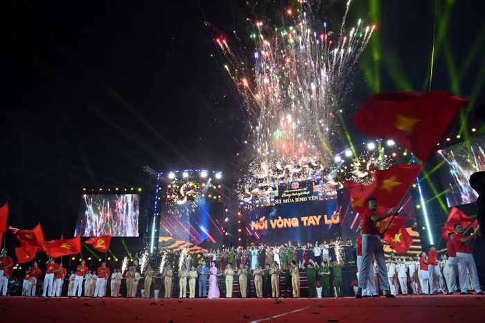 Pháo hoa bùng nổ trên nền trời Hồ Gươm, cờ đỏ tung bay trong tiếng nhạc "Nối vòng tay lớn" khép lại phần trình diễn chính.