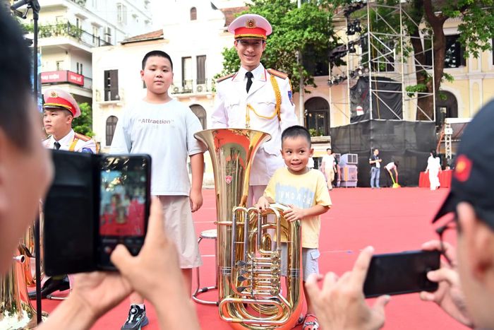 Người dân thích thú chụp ảnh cho người thân với Đội Nghi lễ - CATP Hà Nội