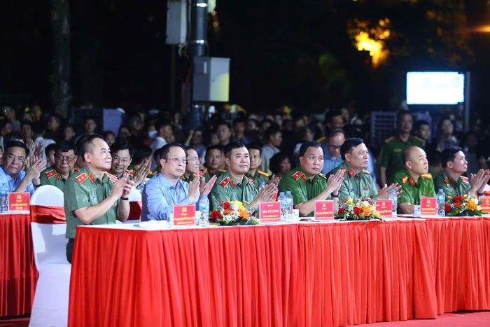 Lãnh đạo Công an thành phố Hà Nội dự chương trình