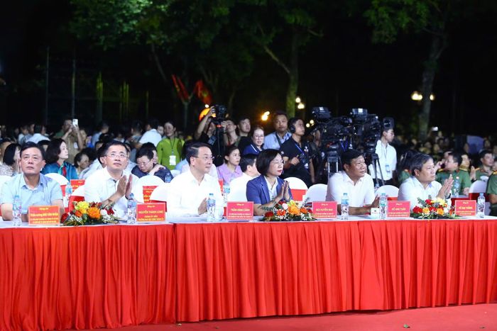 Các đồng chí lãnh đạo Thành ủy, UBND TP Hà Nội theo dõi chương trình, nhiều người vỗ tay không ngớt trước từng tiết mục.