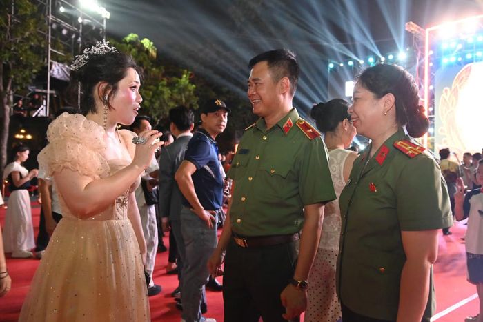 Thiếu tướng Nguyễn Ngọc Quyền, Phó Giám đốc CATP Hà Nội trò chuyện, cảm ơn các nghệ sĩ tham gia chương trình