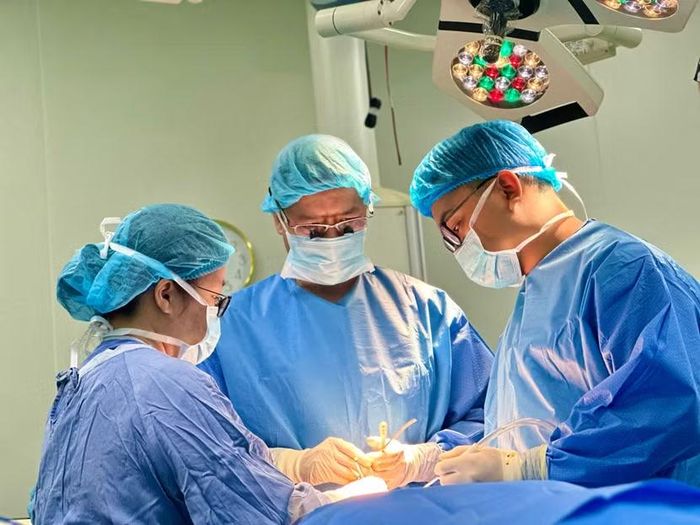 Các bác sĩ tiến hành ca phẫu thuật phục hồi thương tổn cho cháu bé
