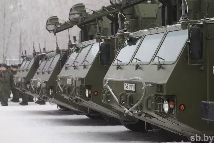 Trong thời gian này, Minsk liên tục ký hợp đồng mới để mua thêm các khẩu đội Tor-M2 như một phần của việc phát triển hệ thống phòng không thống nhất với Nga. Hơn nữa binh sĩ Belarus đã bắt đầu tham gia tập trận thực hành tại các trường bắn trên đất Nga.