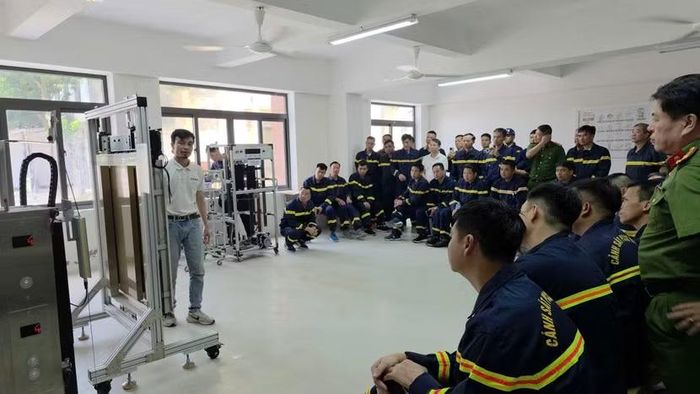 Chuyên gia chú thích về cơ chế hoạt động của thang máy