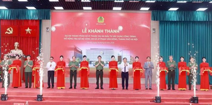  Bộ trưởng Lương Tam Quang và các đại biểu thực hiện nghi thức cắt băng khánh thành dự án. 