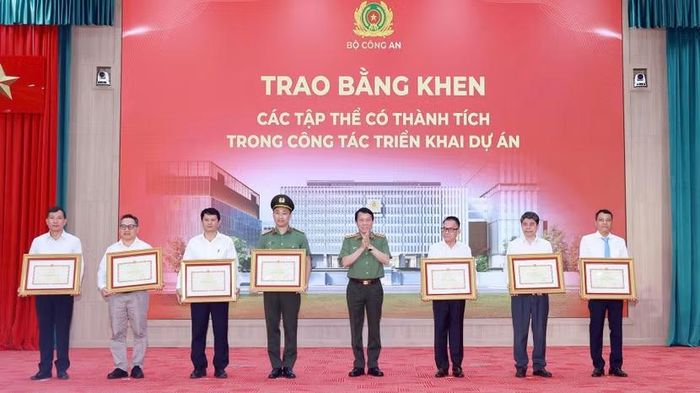  Bộ trưởng Lương Tam Quang trao Bằng khen cho tập thể, cá nhân có thành tích trong công tác triển khai dự án. 