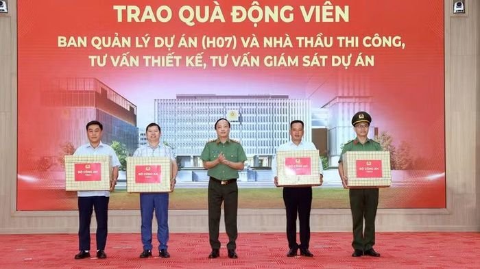  Đồng chí Thượng tướng Đặng Hồng Đức, Thứ trưởng Bộ Công an trao quà động viên các đơn vị tham gia dự án. 
