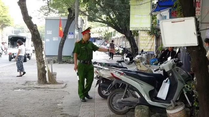 Công an phường Dương Nội trực tiếp và cùng cán bộ cơ sở tuyên truyền, nhắc nhở người dân giữ gìn trật tự đô thị