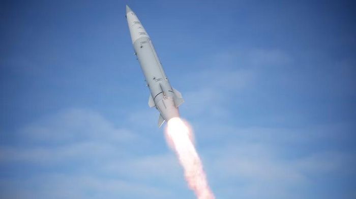 Moscow giới thiệu Kh-47M2 Kinzhalnhư tên lửa siêu vượt âm có tốc độ rất cao và khả năng xuyên thủng các hệ thống phòng thủ hiện đại. Tuy nhiên, thực tế chiến trường Ukraine cho thấy bức tranh phức tạp hơn.