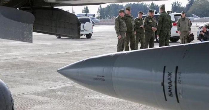 Kh-47M2 Kinzhal cũng có tốc độ rất cao trong một số giai đoạn bay. Nhưng khái niệm "siêu vượt âm" không đồng nghĩa tên lửa luôn duy trì một tốc độ cố định trong toàn bộ hành trình.