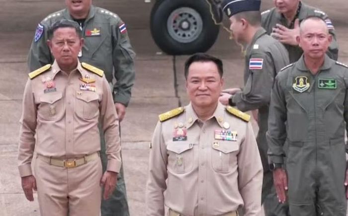 Tháng 10 năm ngoái, ông Anutin, khi đó là phi công tình nguyện, cũng tự lái máy bay cá nhân từ Bangkok tới tỉnh Loei để vận chuyển tạng của một nam thanh niên chết não. Chuyến bay này góp phần giúp cứu sống 7 bệnh nhân.
