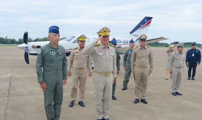 Kết thúc chuyến thăm, ông Anutin được tặng một phù hiệu có hình chuột Mickey cùng dòng chữ "F-16 Fighting Mickey".