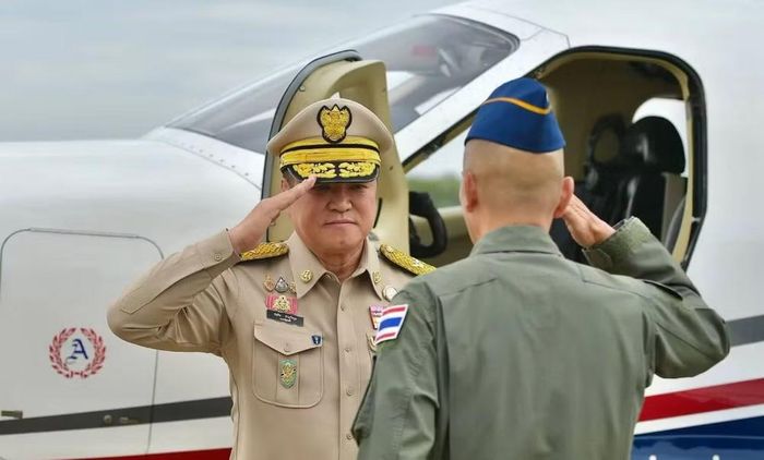 Sau khi hạ cánh, ông Anutin duyệt đội danh dự và theo dõi màn bay chào mừng của 3 tiêm kích F-16.