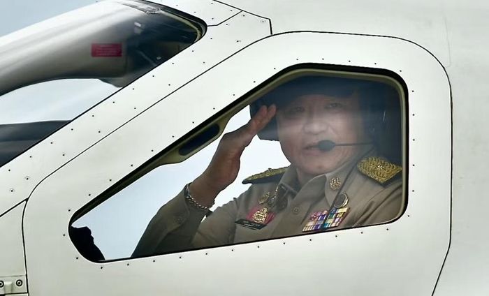 Ông Anutin tự lái máy bay TBM 930 tới căn cứ, với 3 tiêm kích F-16 của Không quân Hoàng gia Thái Lan đi kèm.