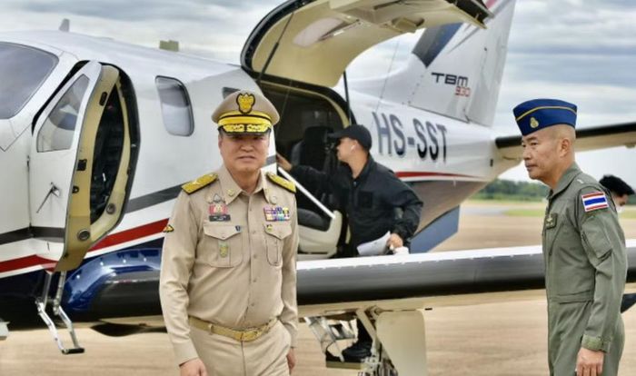 Thủ tướng Thái Lan cũng quan sát các màn trình diễn tác chiến không đối đất và không đối không tại căn cứ.