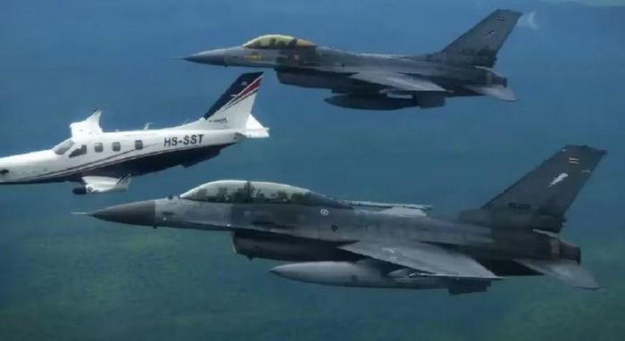 2 chiếc F-16 bay song song hai bên máy bay của Thủ tướng, trong khi chiếc còn lại bay phía trên, mô phỏng nhiệm vụ hộ tống và bảo vệ một khách cấp cao.