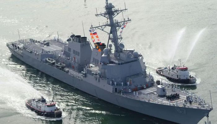 USS Benfold cập cảng Subic của Philippines ngày 28/7 để sửa chữa. Ngày 29/7, thủy thủ đoàn được bố trí chỗ ở trên đất liền, trong khi nguồn điện trên tàu được khôi phục ngày 30/7.