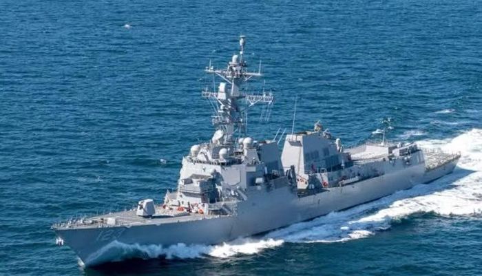 Khu trục hạm mang tên lửa dẫn đường USS Benfold thuộc phiên bản Flight I của lớp tàu khu trục Arleigh Burke và được biên chế năm 1996.