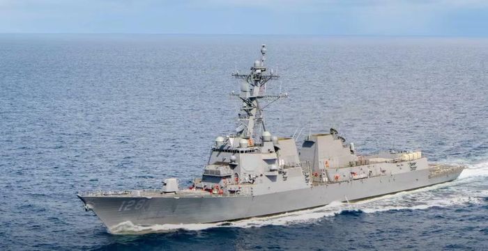 Vị trí cụ thể nơi xảy ra sự cố không được tiết lộ, nhưng USNI News xác định USS Benfold khi đó đang hoạt động ở Biển Đông.