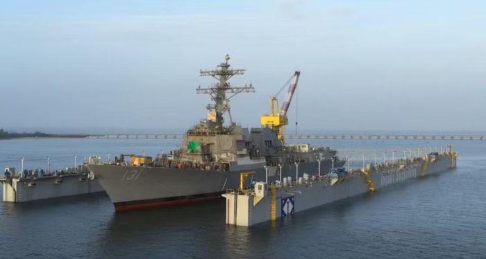 Cuối tháng 4, khu trục hạm mang tên lửa dẫn đường USS Higgins cũng gặp sự cố với mạng lưới phân phối điện khi hoạt động tại khu vực Ấn Độ Dương - Thái Bình Dương.