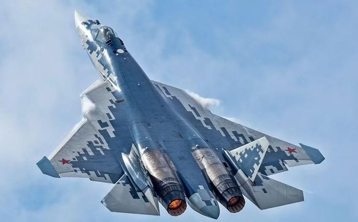 Su-57 cũng có thể trở thành một mắt xích trong mạng lưới phòng thủ rộng hơn, thay vì chỉ thực hiện nhiệm vụ không chiến truyền thống.