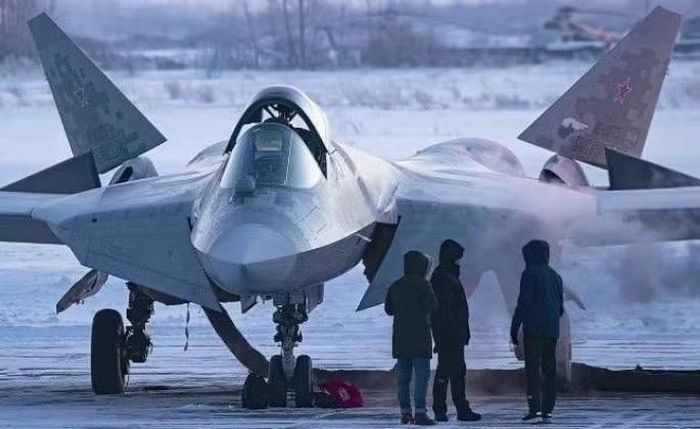Máy bay có thể phối hợp với radar mặt đất, hệ thống phòng không và các phương tiện khác để phát hiện, theo dõi và xử lý mục tiêu trên không.