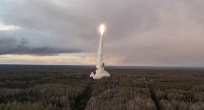 Trong lần phóng đầu tiên năm 2024, tầng MIRV của Oreshnik được đánh giá triển khai 6 đầu đạn, mỗi đầu đạn có thể mang các phần tử con.