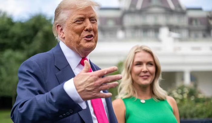 Trên bục phát biểu, bà có nhiệm vụ bảo vệ các chính sách của chính quyền Trump và được nhiều nhân vật có ảnh hưởng trong phong trào MAGA đánh giá cao vì phong cách trả lời trực tiếp.