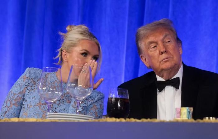 Bà thường xuyên xuất hiện trên truyền hình và phát thanh để bảo vệ ông Trump, đồng thời tháp tùng ông trong nhiều hoạt động vận động tranh cử trên khắp nước Mỹ.