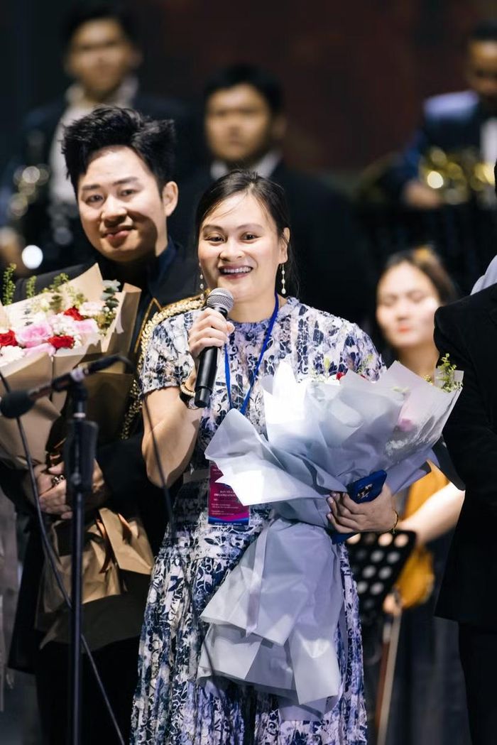 Chị Bạch Dương - con gái nhạc sĩ Thanh Tùng tại đêm nhạc “Legacy of Love” - dự án tưởng nhớ 10 năm ngày mất của cha mình