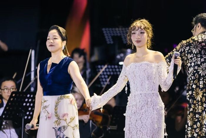 Mỹ Anh và Mỹ Linh tạo nên màn đối thoại giữa hai thế hệ trong đêm diễn