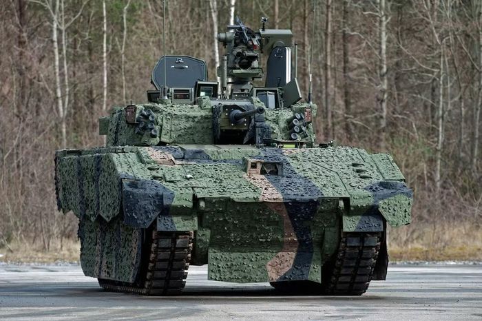 Trước đó vào cuối năm 2025, nhà sản xuất thông báo xe chiến đấu bộ binh Ajax đã đạt được trạng thái vận hành ban đầu, mặc dù vậy rất nhanh sau đó chứng nhận này đã bị thu hồi.