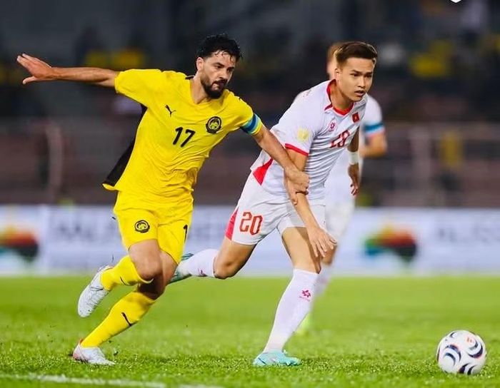 Tuyển Việt Nam (áo trắng) và Malaysia nhập cuộc thận trọng (Ảnh: Asean United FC)