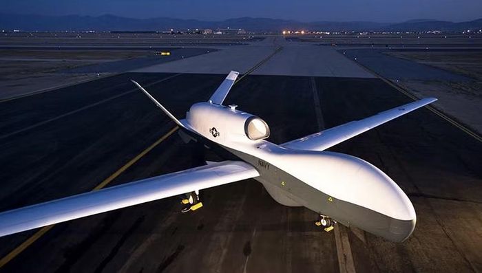 Máy bay được trang bị radar đa chức năng AN/ZPY-3 cùng các cảm biến diện rộng, giúp phát hiện và theo dõi hoạt động trên những vùng biển rộng lớn.