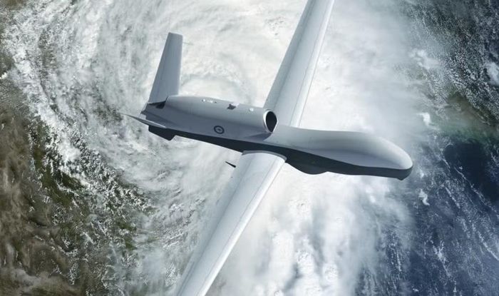 MQ-4C Triton duy trì khả năng giám sát diện rộng, trong khi máy bay có người lái P-8A được dành cho những nhiệm vụ hàng hải cụ thể hơn.