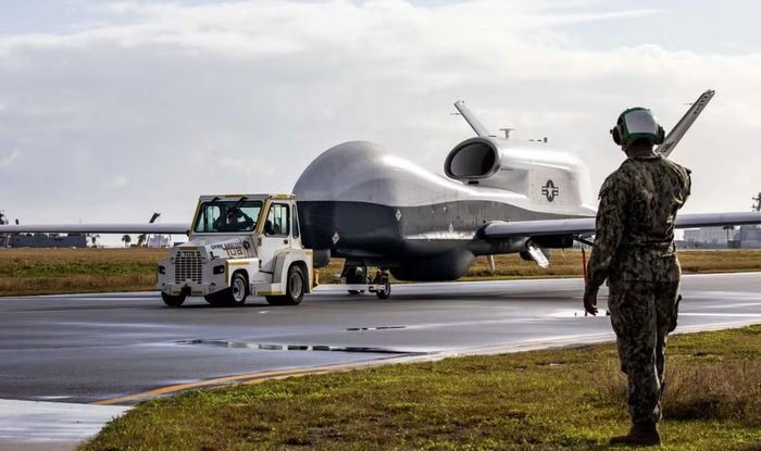Giá trị của MQ-4C Triton nằm ở khả năng duy trì bức tranh giám sát rộng và liên tục trên biển. Máy bay có thể phát hiện những khu vực cần chú ý, sau đó hỗ trợ chỉ huy quyết định nơi điều động máy bay có người lái, tàu chiến hoặc các phương tiện giám sát khác.