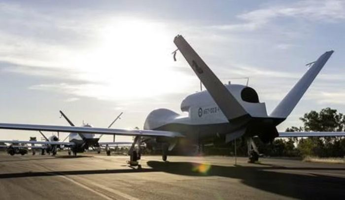 Northrop Grumman phối hợp với nhân viên Không quân Hoàng gia Úc và ngành công nghiệp trong nước để phát triển đội ngũ thợ máy, kỹ thuật viên điện tử hàng không, kỹ sư, chuyên gia mạng và nhân sự hỗ trợ vận hành.