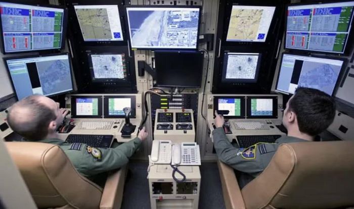 Tháng 3/2025, Canberra thông báo các máy bay không người lái MQ-4C Triton của Hải quân Mỹ sẽ được bảo trì, sửa chữa và đại tu toàn diện tại Căn cứ Không quân Hoàng gia Úc Edinburgh.