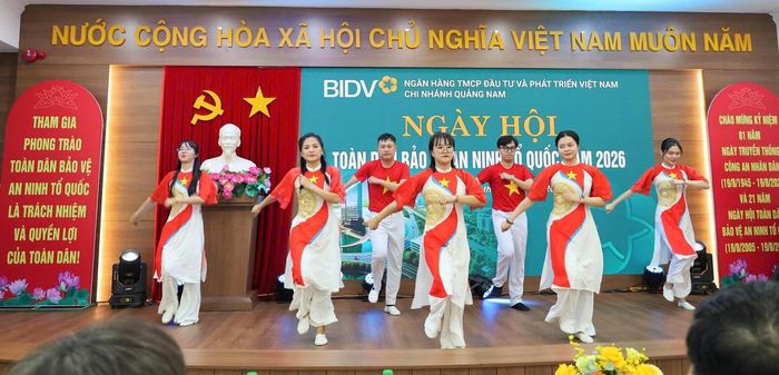Một tiết mục văn nghệ tại Ngày hội Toàn dân bảo vệ an ninh Tổ quốc tại Ngân hàng BIDV-chi nhánh Quảng Nam. Ảnh: Chí Đại.
