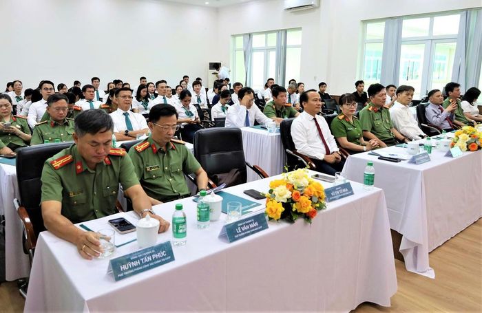 Các đại biểu tham dự Ngày hội Toàn dân bảo vệ an ninh Tổ quốc tại Ngân hàng BIDV-chi nhánh Quảng Nam. Ảnh: Chí Đại.