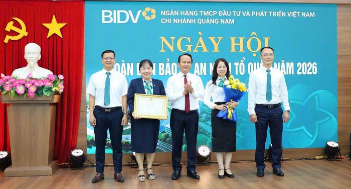 Ông Nguyễn Đình Vĩnh, Chủ tịch Ủy ban MTTQ Việt Nam TP Đà Nẵng (ở giữa) trao Bằng khen của Chủ tịch UBND thành phố cho tập thể Ngân hàng BIDV-chi nhánh Quảng Nam. Ảnh: Tấn Thành.