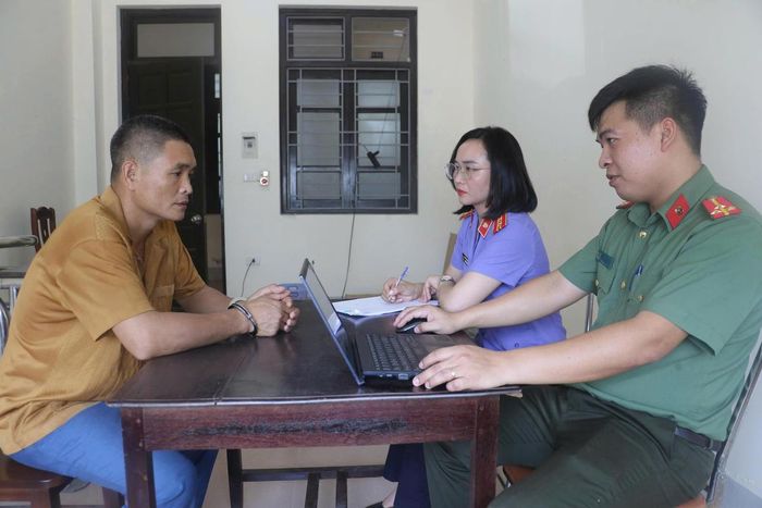 Đối tượng Nguyễn Đình Kiên (43 tuổi), trú phường Thành Vinh, tỉnh Nghệ An - lái tàu tại cơ quan công an. Ảnh: CANA