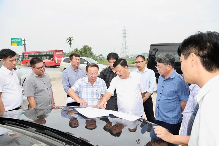 Lãnh đạo TP Hải Phòng kiểm tra thực địa tại xã An Quang. Ảnh: VC.